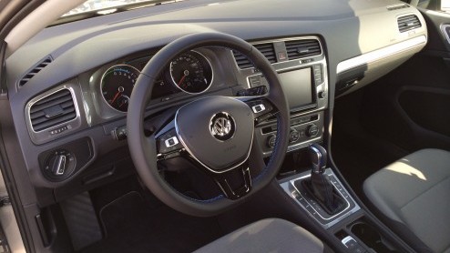 Prijs Volkswagen e-Golf circa 36.000 euro. De volledig elektrische Volkswagen Golf is vanaf juli leverbaar en heeft een complete uitrusting. Zakenrijders betalen 4% bijtelling.