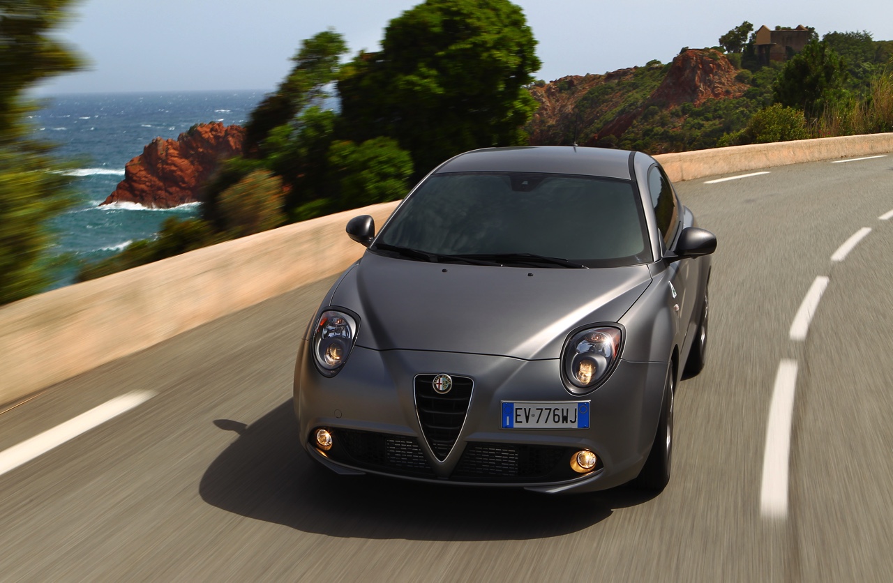 Autotest en rijimpressie met Alfa MiTo QV, grote broer Giulietta QV en de hit van 2015, de 4C Spider. Stap in het hart van Alfa Romeo.