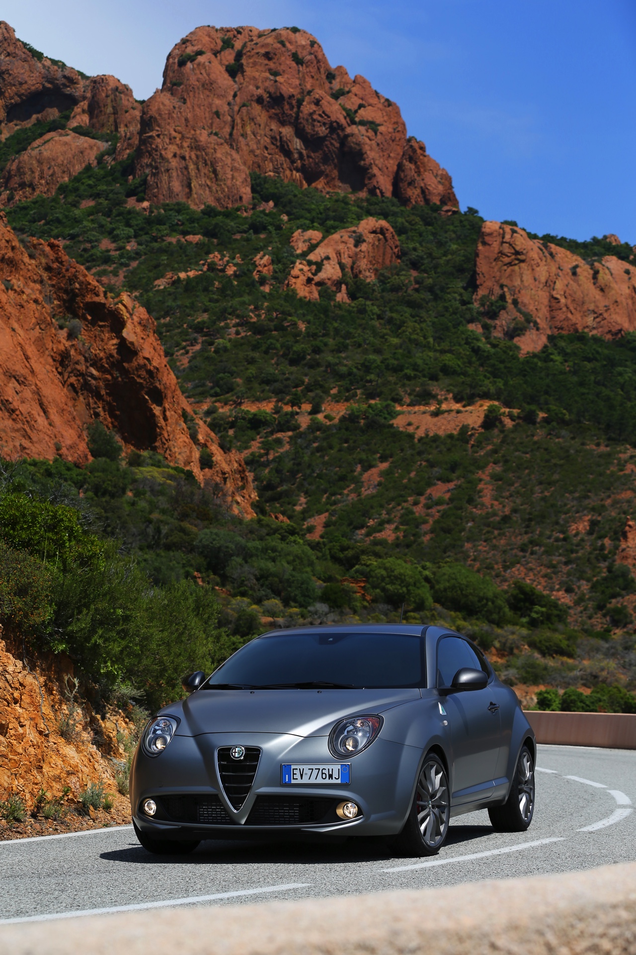 Autotest en rijimpressie met Alfa MiTo QV, grote broer Giulietta QV en de hit van 2015, de 4C Spider. Stap in het hart van Alfa Romeo.