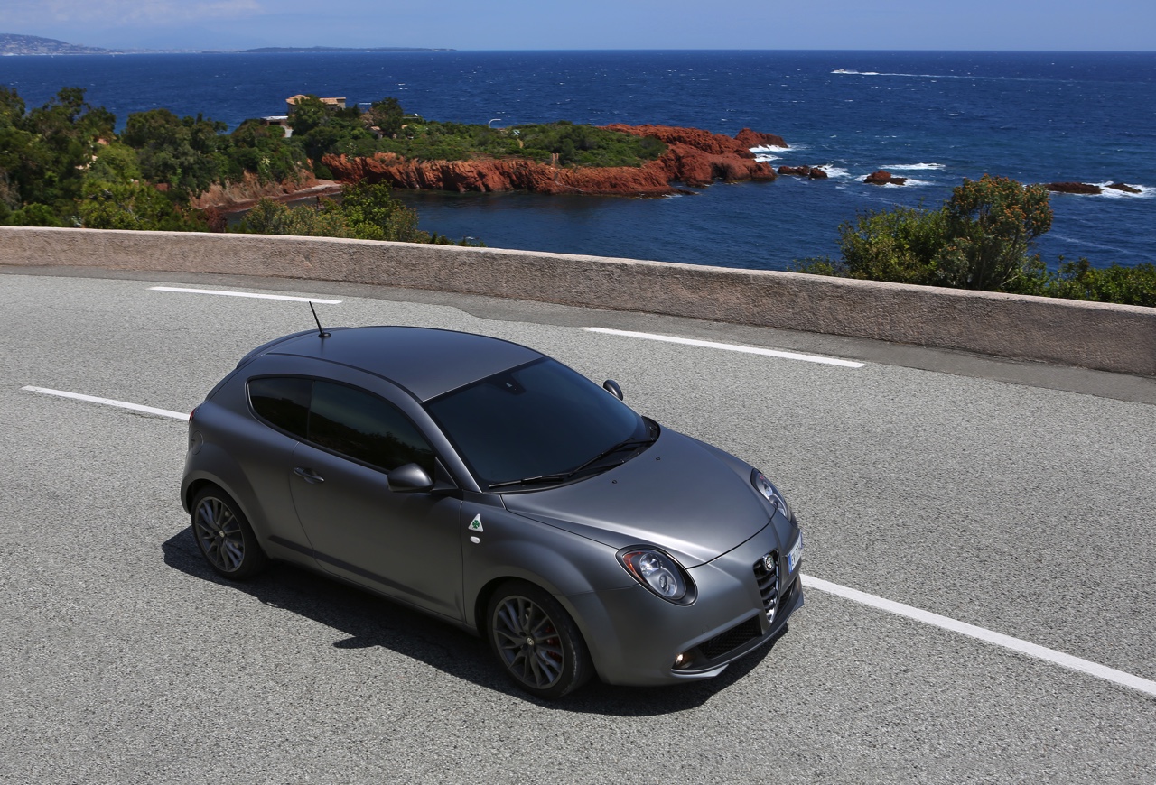 Autotest en rijimpressie met Alfa MiTo QV, grote broer Giulietta QV en de hit van 2015, de 4C Spider. Stap in het hart van Alfa Romeo.