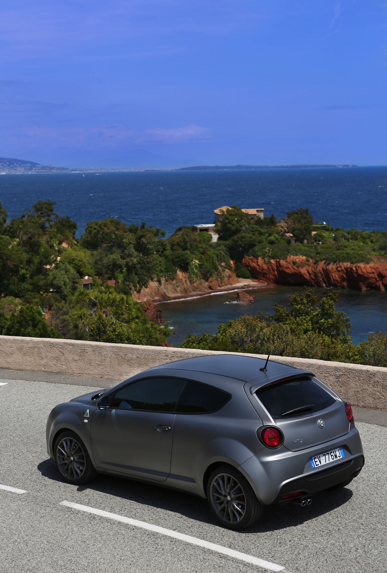 Autotest en rijimpressie met Alfa MiTo QV, grote broer Giulietta QV en de hit van 2015, de 4C Spider. Stap in het hart van Alfa Romeo.
