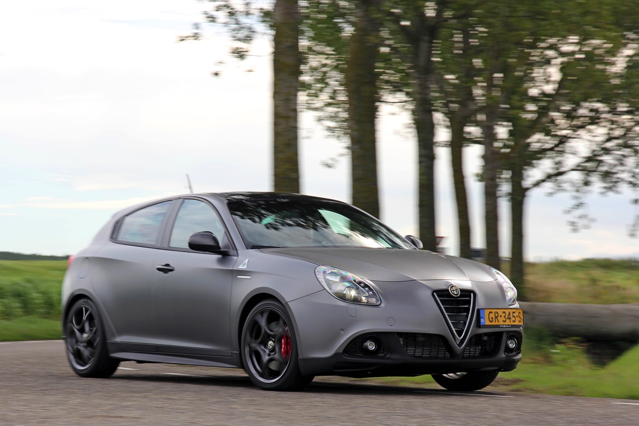 Autotest en rijimpressie met Alfa MiTo QV, grote broer Giulietta QV en de hit van 2015, de 4C Spider. Stap in het hart van Alfa Romeo.