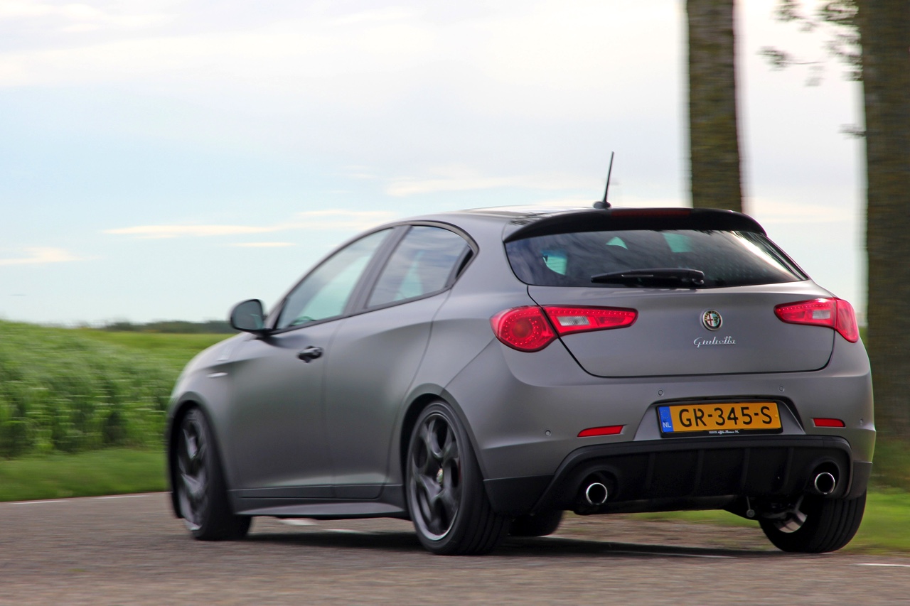 Autotest en rijimpressie met Alfa MiTo QV, grote broer Giulietta QV en de hit van 2015, de 4C Spider. Stap in het hart van Alfa Romeo.