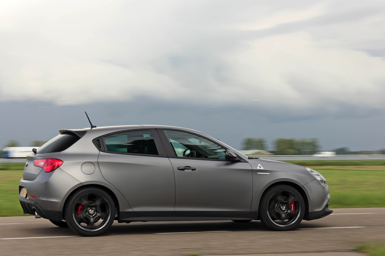 Autotest en rijimpressie met Alfa MiTo QV, grote broer Giulietta QV en de hit van 2015, de 4C Spider. Stap in het hart van Alfa Romeo.