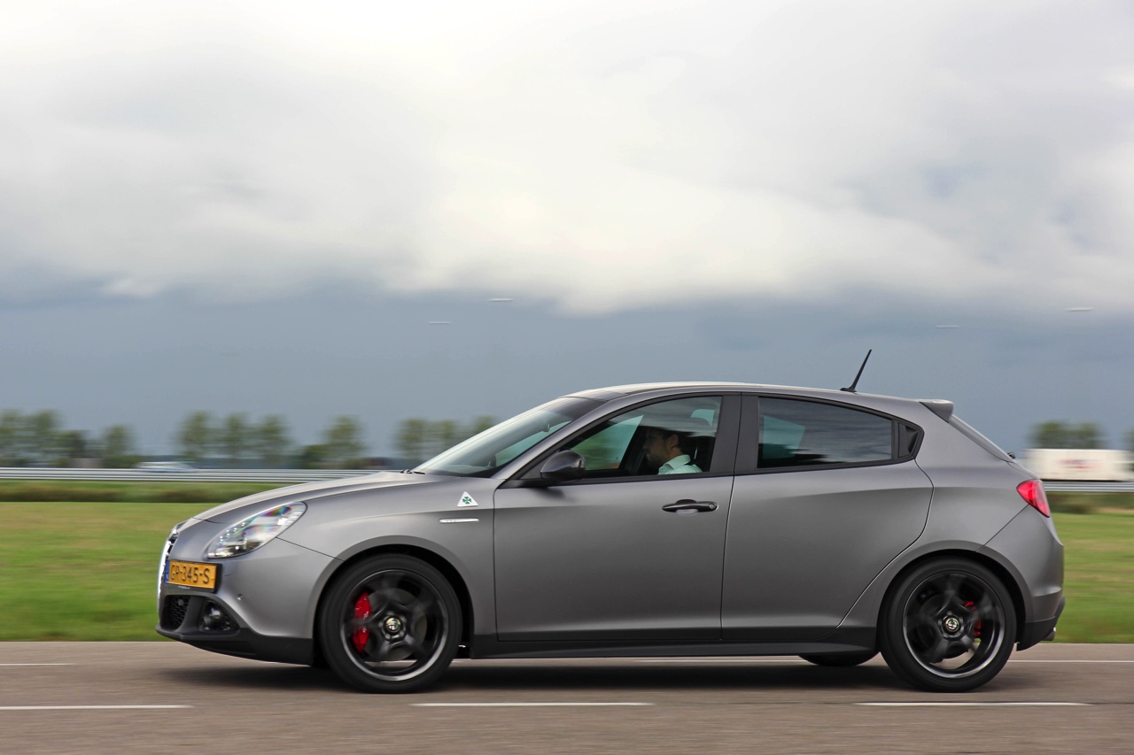 Autotest en rijimpressie met Alfa MiTo QV, grote broer Giulietta QV en de hit van 2015, de 4C Spider. Stap in het hart van Alfa Romeo.