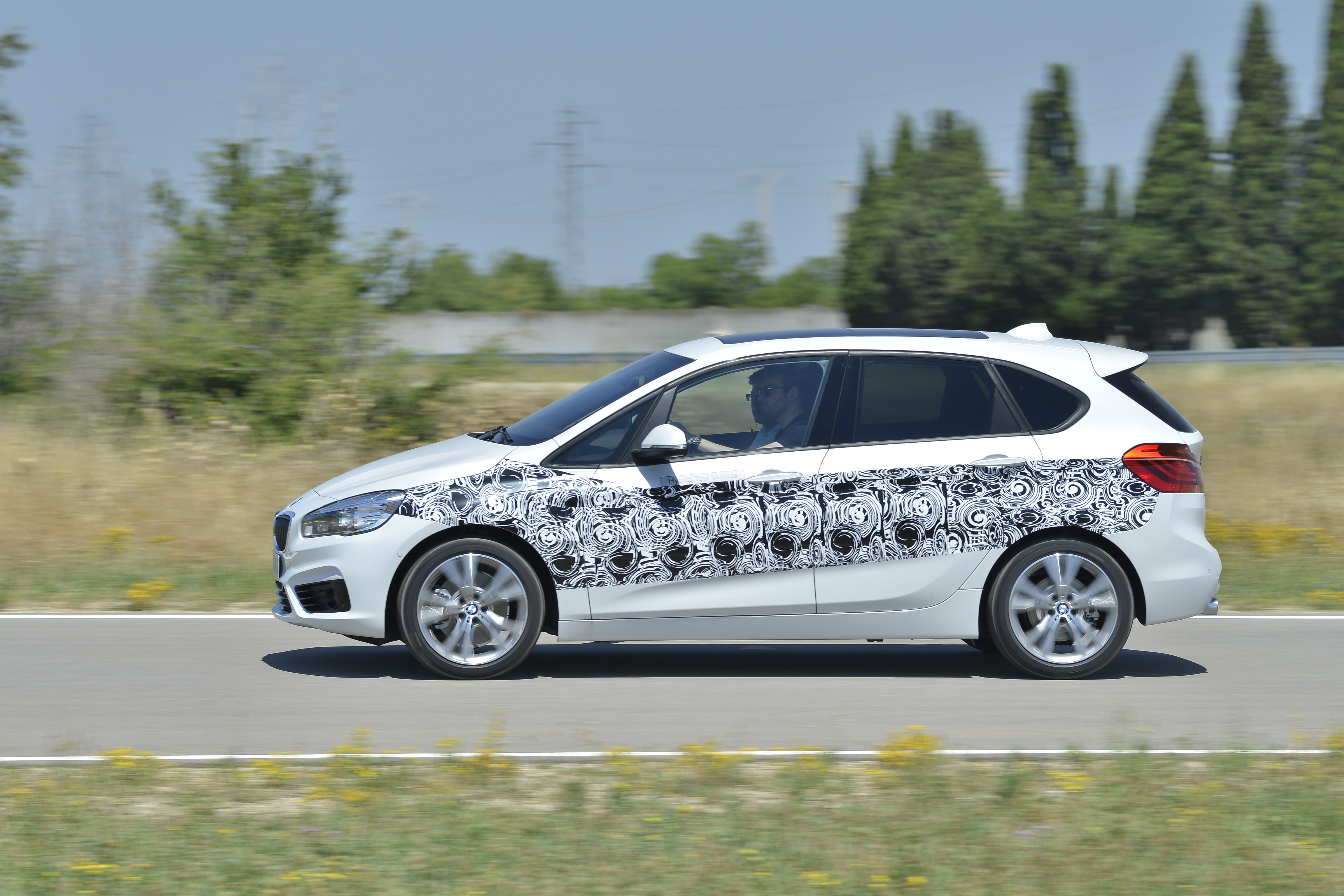 Onlangs mochten we drie nieuwe toekomstige technieken van BMW uitproberen in BMWs testcentrum in het Franse Miramas. Vandaag aflevering 1: de BMW 2 Serie Active Tourer plug-in hybrid.