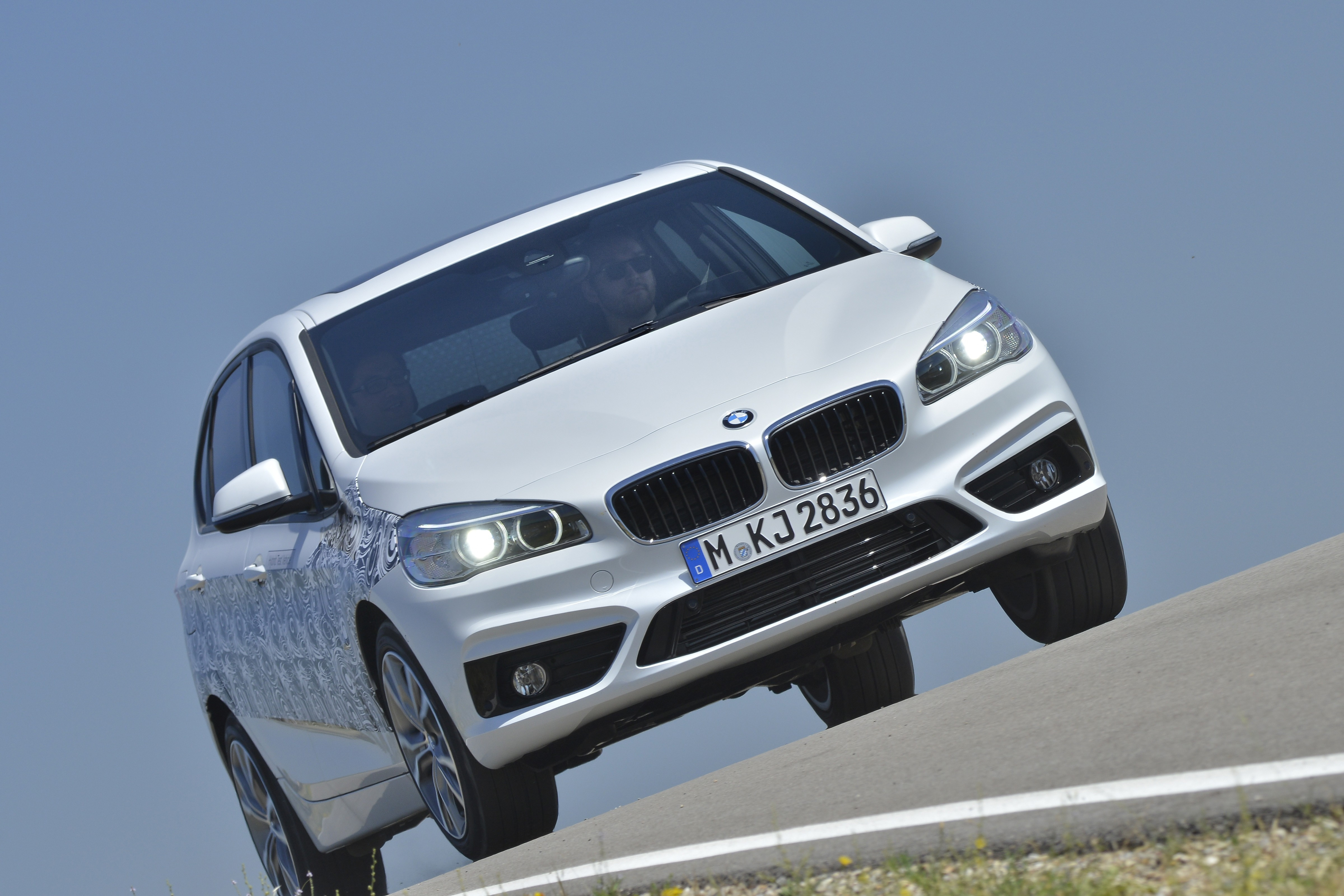 Onlangs mochten we drie nieuwe toekomstige technieken van BMW uitproberen in BMWs testcentrum in het Franse Miramas. Vandaag aflevering 1: de BMW 2 Serie Active Tourer plug-in hybrid.