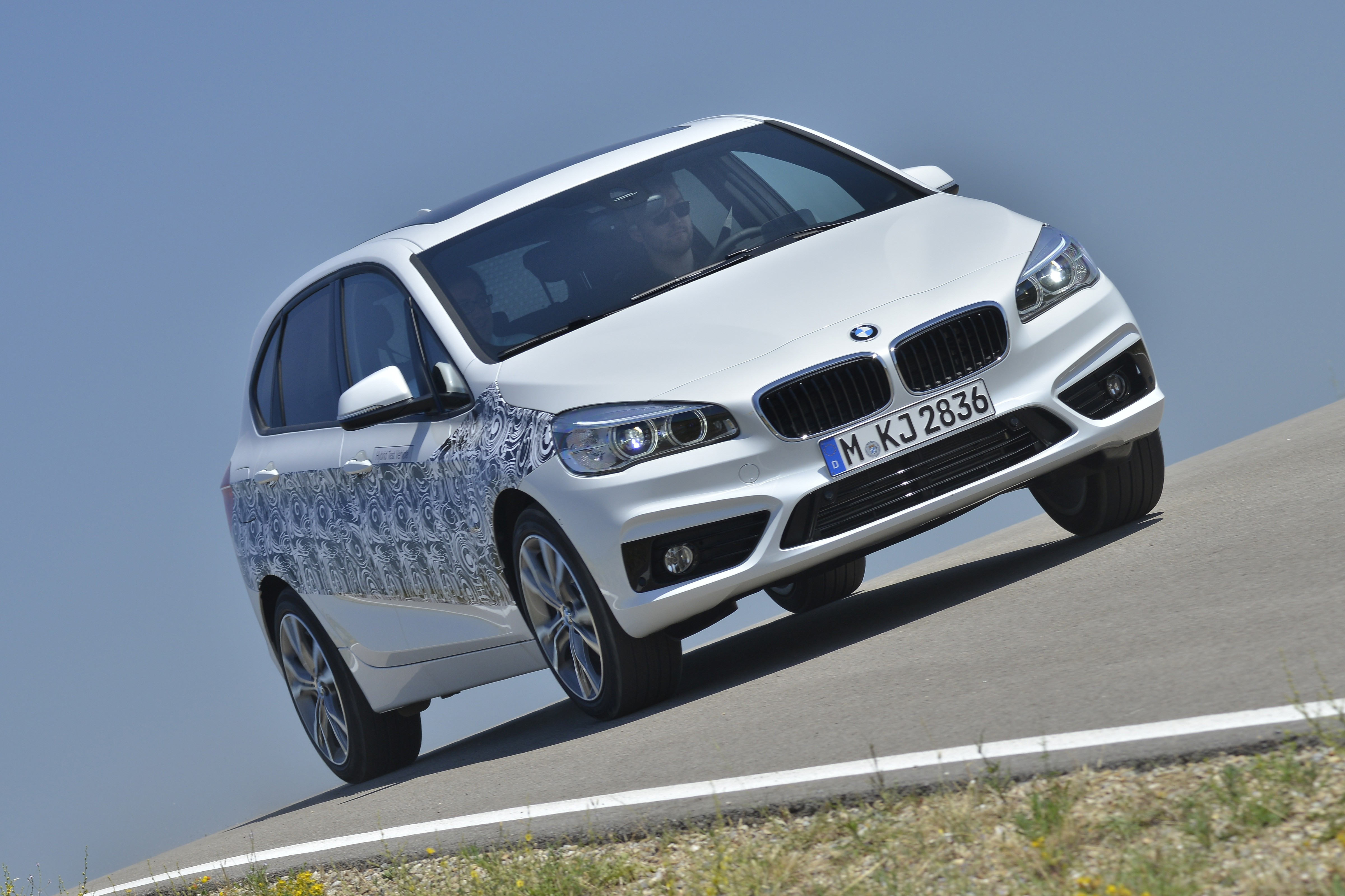 Onlangs mochten we drie nieuwe toekomstige technieken van BMW uitproberen in BMWs testcentrum in het Franse Miramas. Vandaag aflevering 1: de BMW 2 Serie Active Tourer plug-in hybrid.