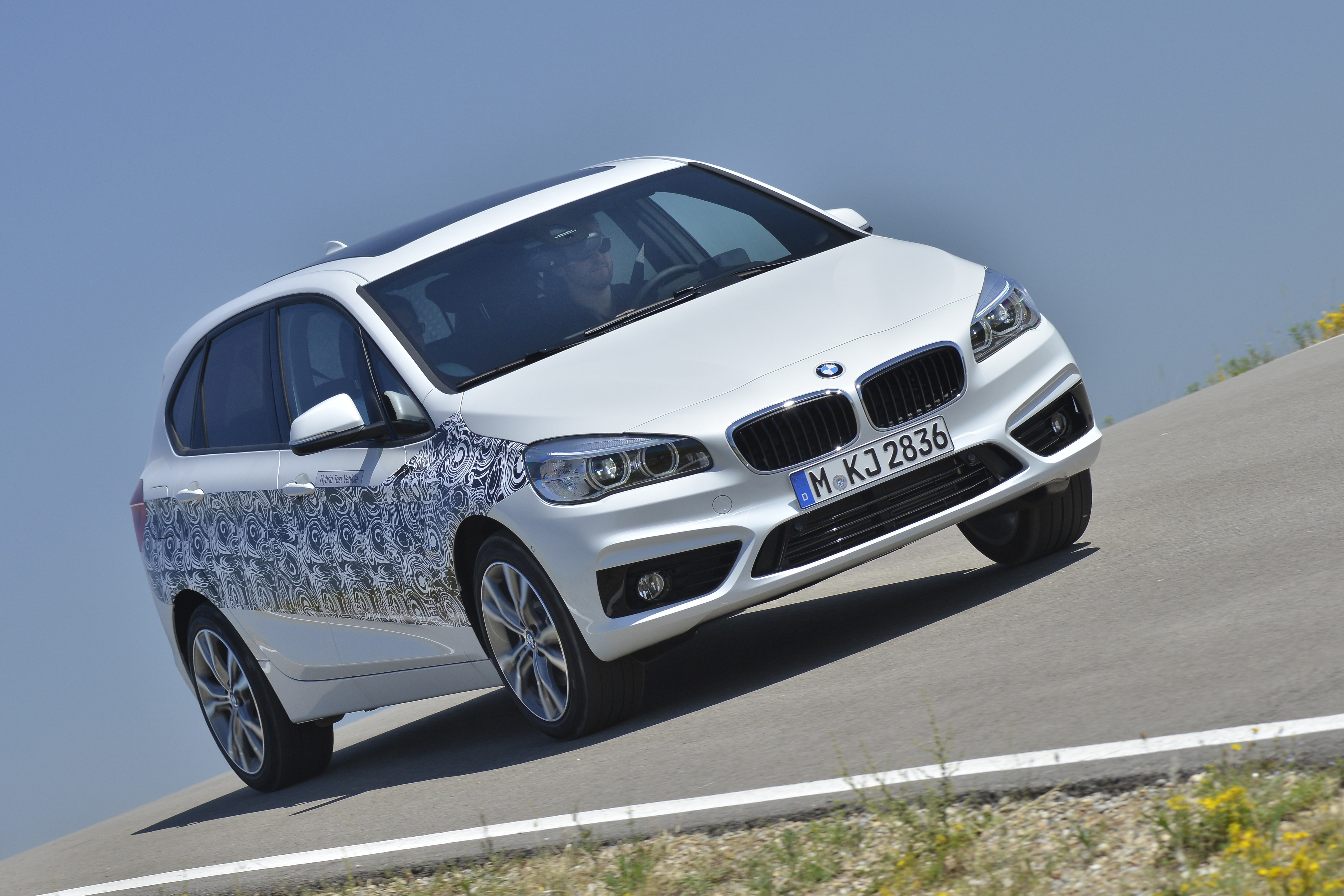 Onlangs mochten we drie nieuwe toekomstige technieken van BMW uitproberen in BMWs testcentrum in het Franse Miramas. Vandaag aflevering 1: de BMW 2 Serie Active Tourer plug-in hybrid.