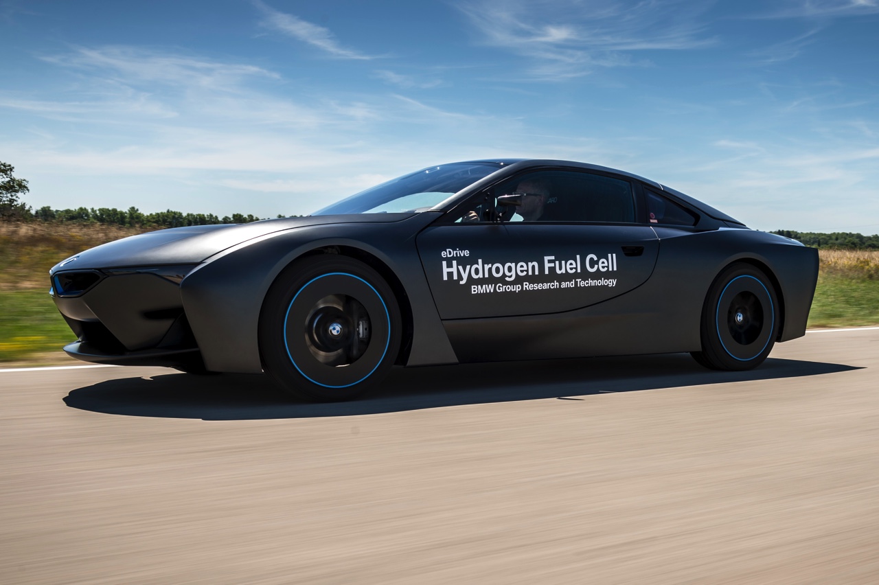 Rijden met de toekomst van BMW in de 5 Serie Gran Turismo op waterstof (hydrogen).