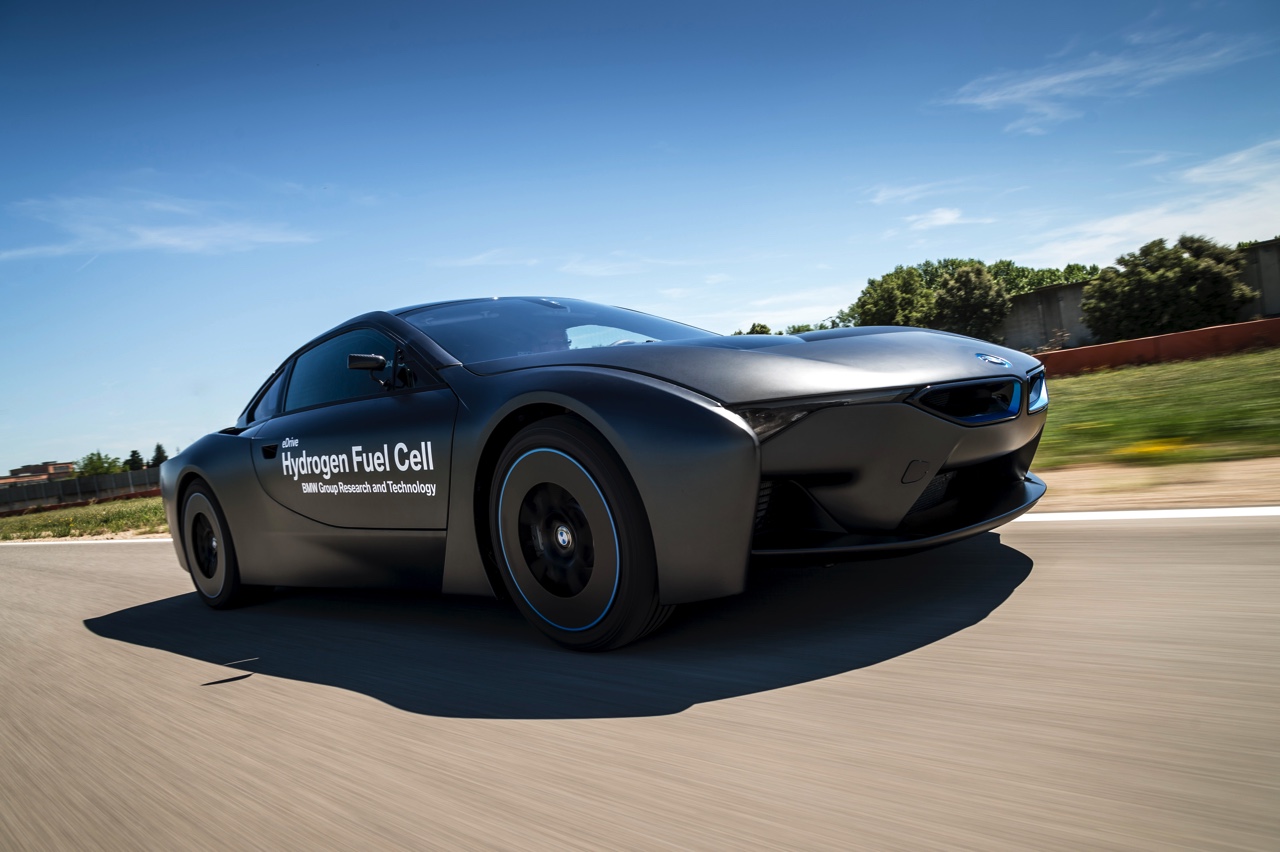 Rijden met de toekomst van BMW in de 5 Serie Gran Turismo op waterstof (hydrogen).