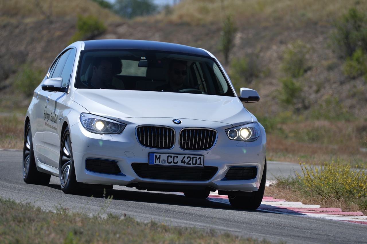 Rijden met de toekomst van BMW in de 5 Serie Gran Turismo op waterstof (hydrogen).
