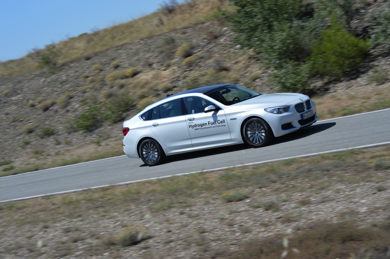 Rijden met de toekomst van BMW in de 5 Serie Gran Turismo op waterstof (hydrogen).