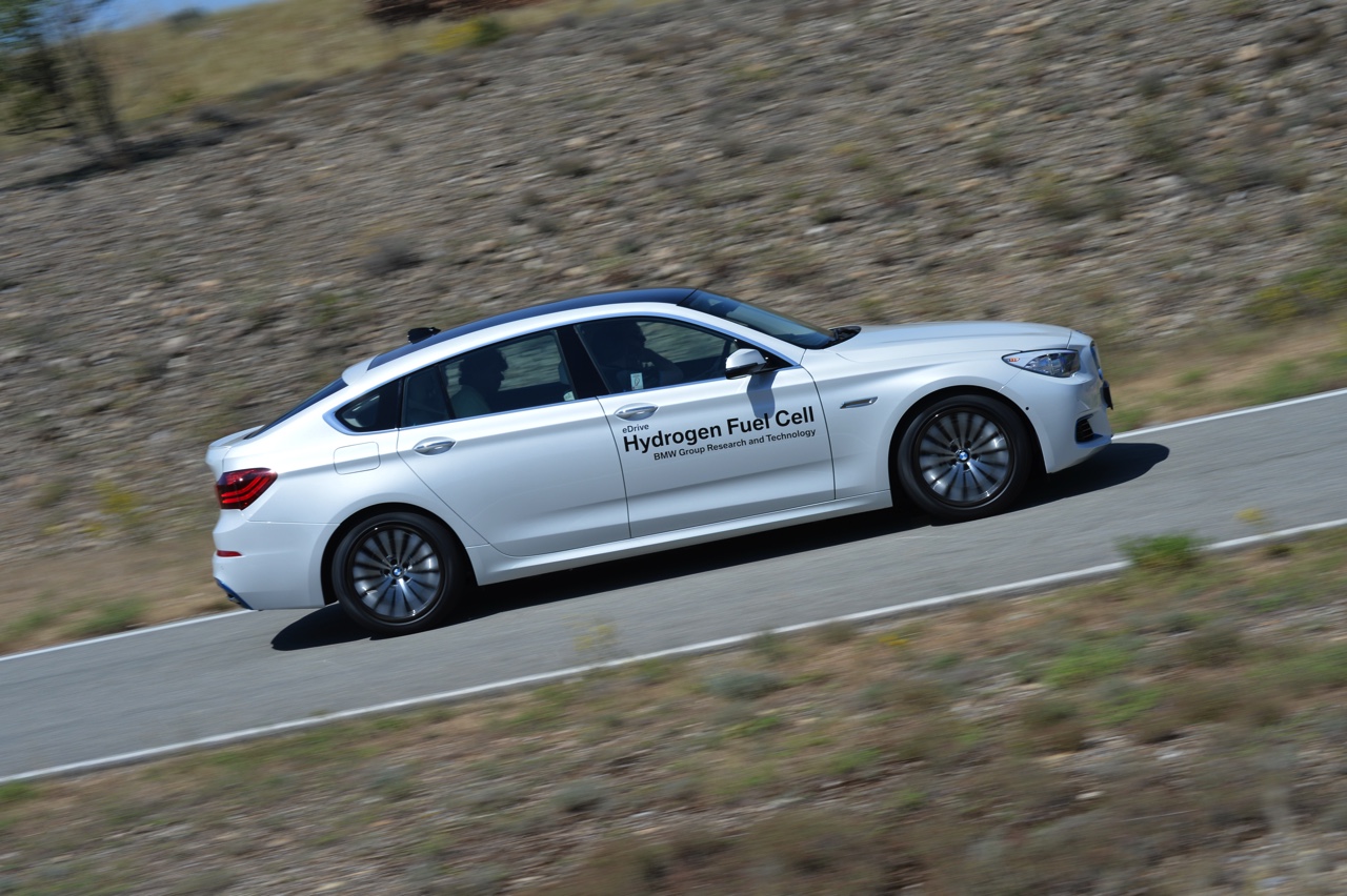 Rijden met de toekomst van BMW in de 5 Serie Gran Turismo op waterstof (hydrogen).