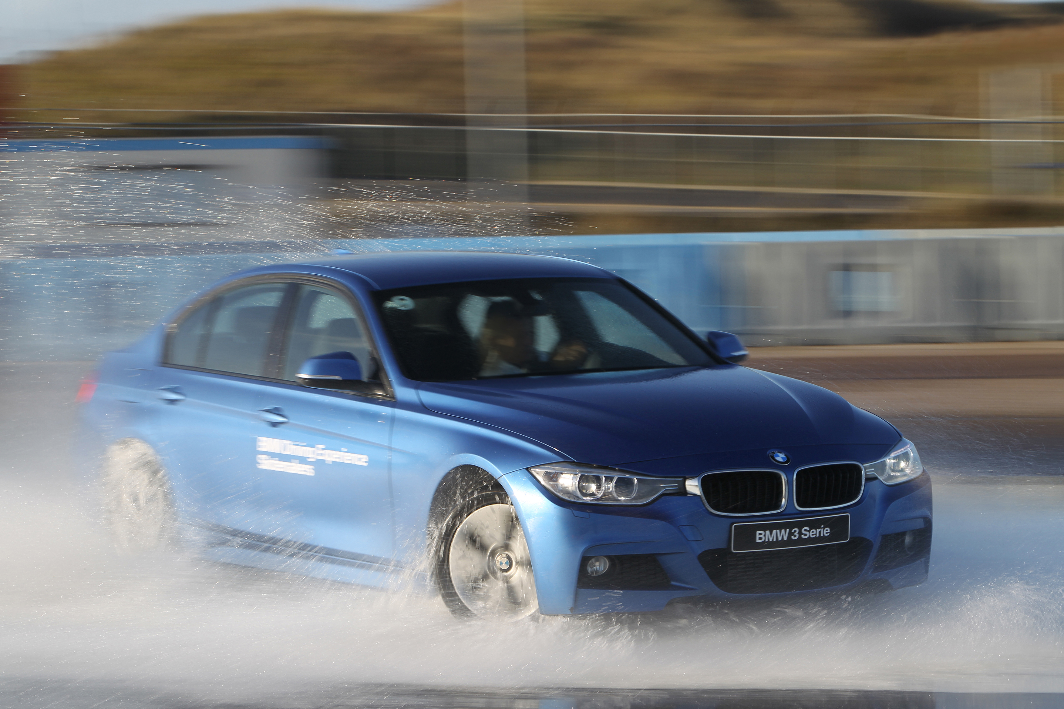 BMW opent het eerste BMW Driving Experience Center buiten Duitsland voor beginnende en ervaren bestuurders die hun rijvaardigheid willen verbeteren.