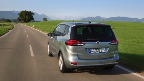 Opel Zafira 1.6 SIDI Turbo krijgt versterking in de vorm van een 200 pk versie. Met dubbele uitlaat en rode TURBO-letters op de achterklep.