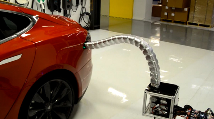 Robotarm weet zijn weg naar de laadklep van de elektrische auto te vinden met Tesla SnakeBot en Volkswagen e-smartconnect.
