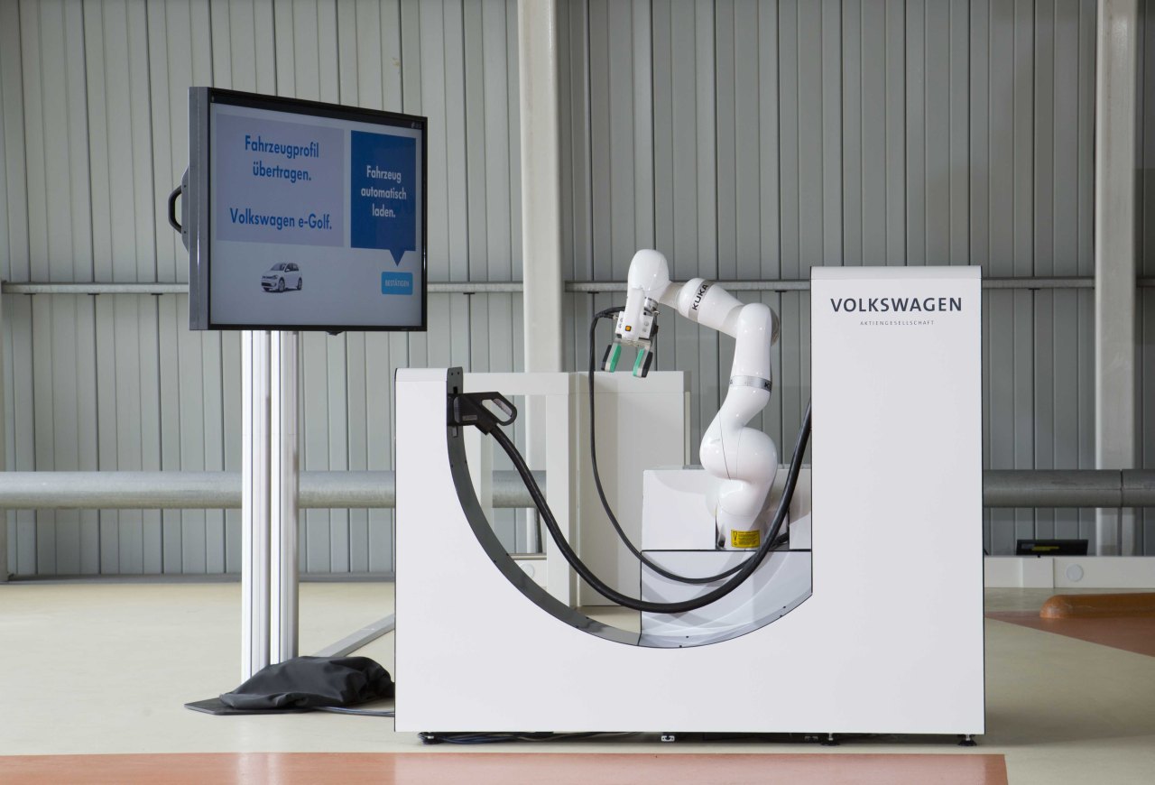 Robotarm weet zijn weg naar de laadklep van de elektrische auto te vinden met Tesla SnakeBot en Volkswagen e-smartconnect.