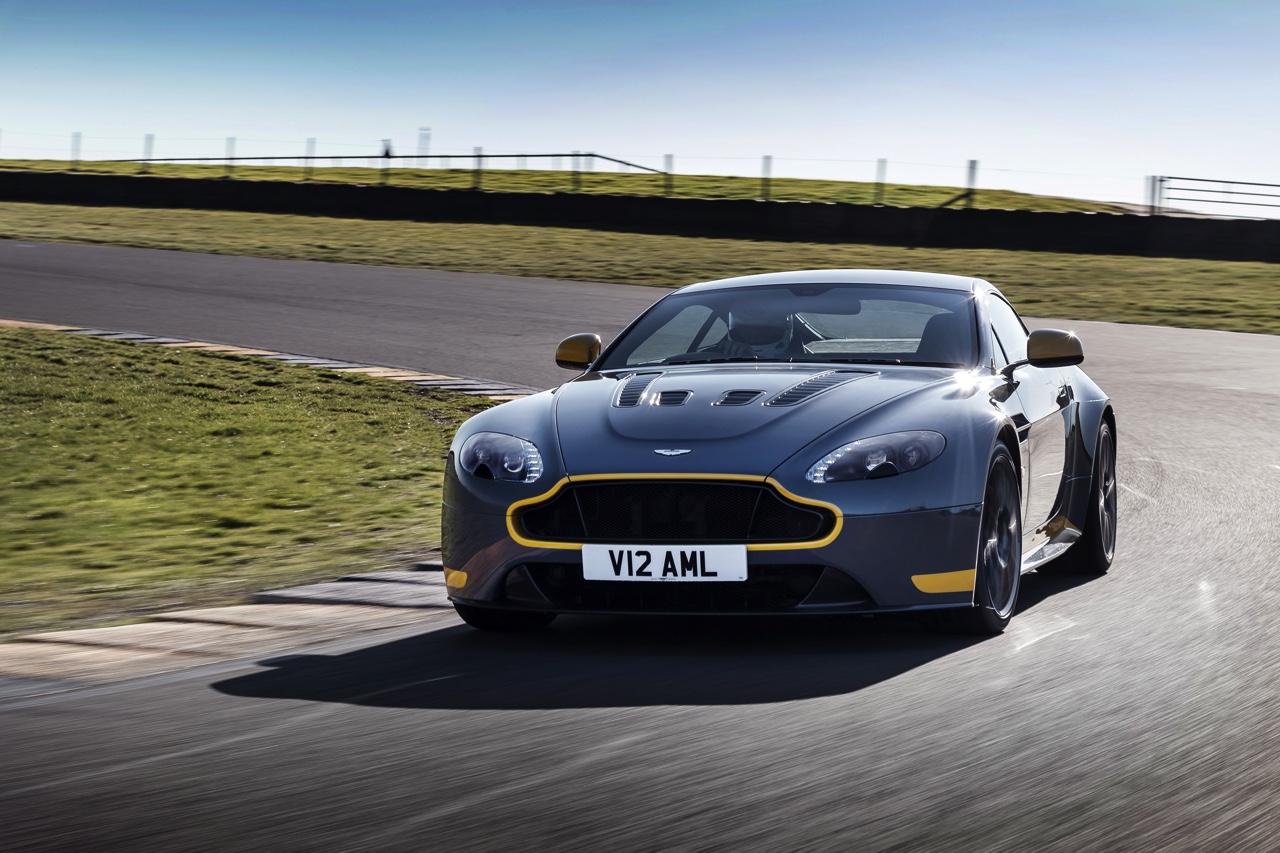 Aston Martin V12 Vantage S in modeljaar 2017 ook leverbaar met handgeschakelde zevenversnellingsbak.