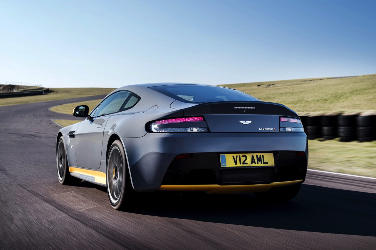 Aston Martin V12 Vantage S in modeljaar 2017 ook leverbaar met handgeschakelde zevenversnellingsbak.