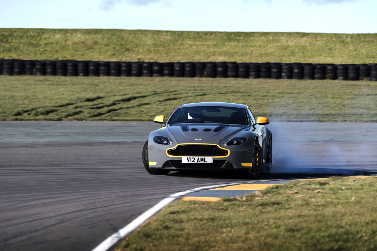 Aston Martin V12 Vantage S in modeljaar 2017 ook leverbaar met handgeschakelde zevenversnellingsbak.