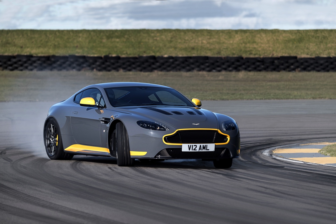 Aston Martin V12 Vantage S in modeljaar 2017 ook leverbaar met handgeschakelde zevenversnellingsbak.