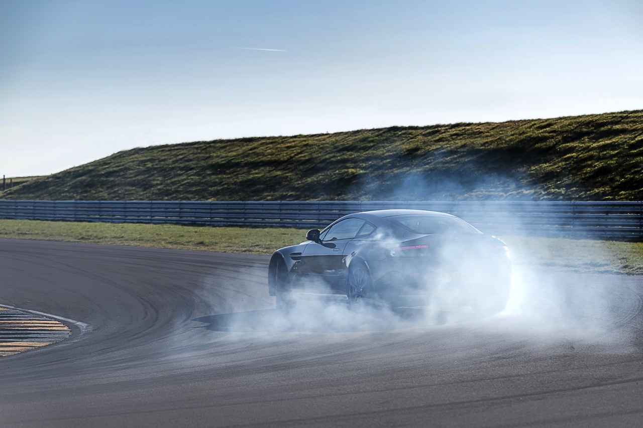 Aston Martin V12 Vantage S in modeljaar 2017 ook leverbaar met handgeschakelde zevenversnellingsbak.