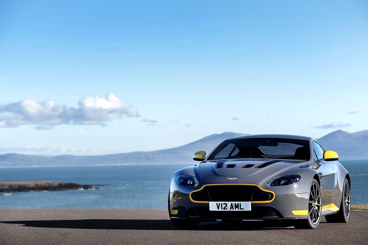 Aston Martin V12 Vantage S in modeljaar 2017 ook leverbaar met handgeschakelde zevenversnellingsbak.