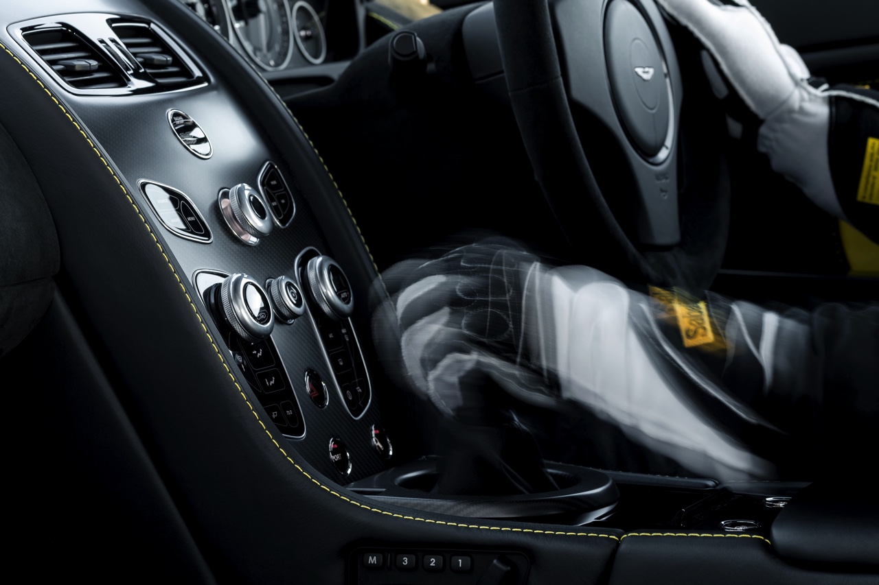 Aston Martin V12 Vantage S in modeljaar 2017 ook leverbaar met handgeschakelde zevenversnellingsbak.