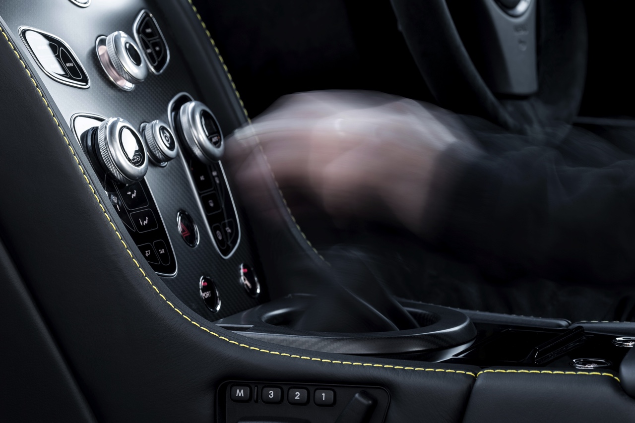 Aston Martin V12 Vantage S in modeljaar 2017 ook leverbaar met handgeschakelde zevenversnellingsbak.