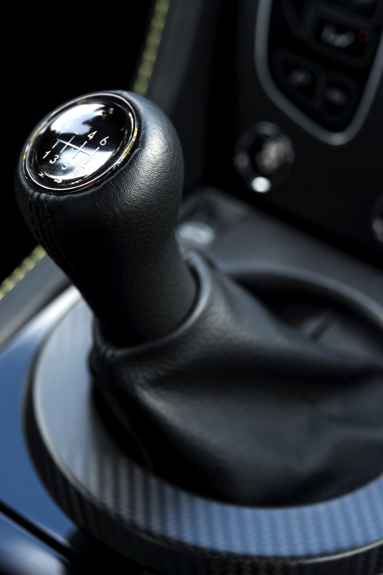 Aston Martin V12 Vantage S in modeljaar 2017 ook leverbaar met handgeschakelde zevenversnellingsbak.