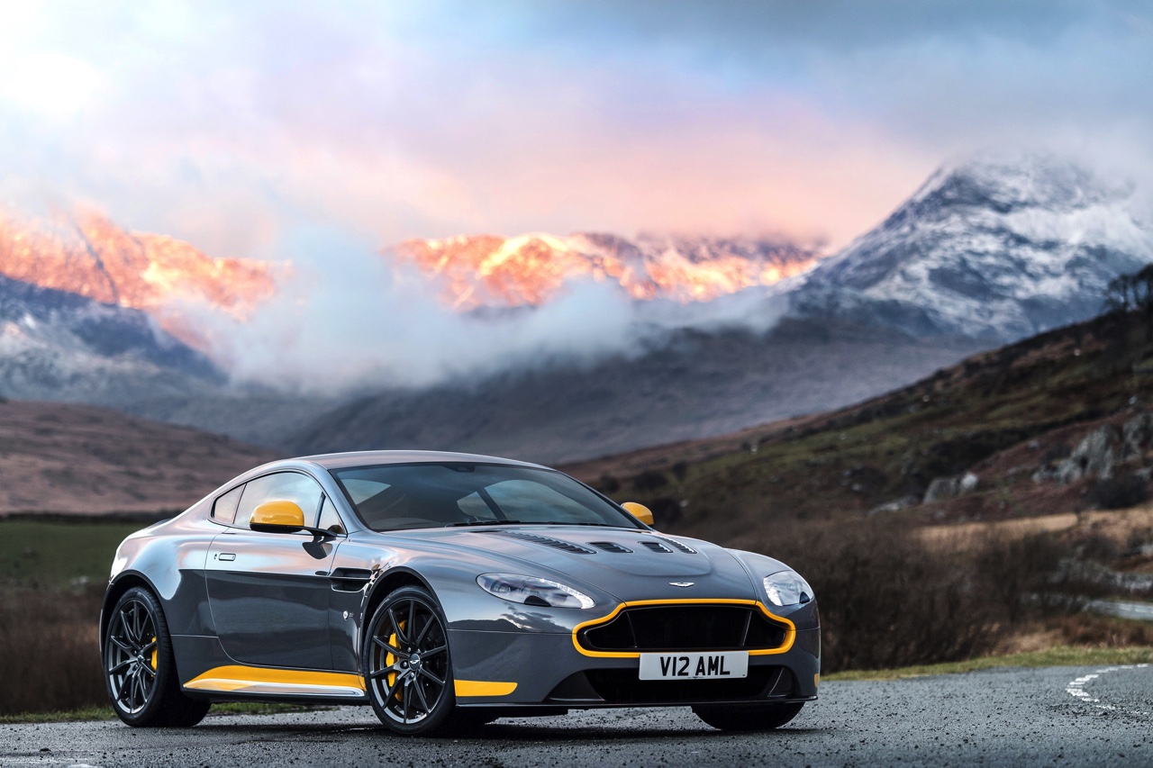 Aston Martin V12 Vantage S in modeljaar 2017 ook leverbaar met handgeschakelde zevenversnellingsbak.
