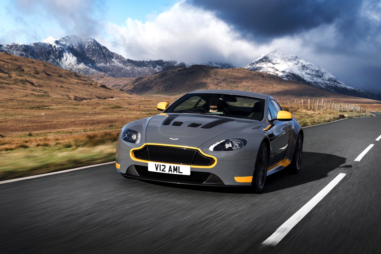 Aston Martin V12 Vantage S in modeljaar 2017 ook leverbaar met handgeschakelde zevenversnellingsbak.