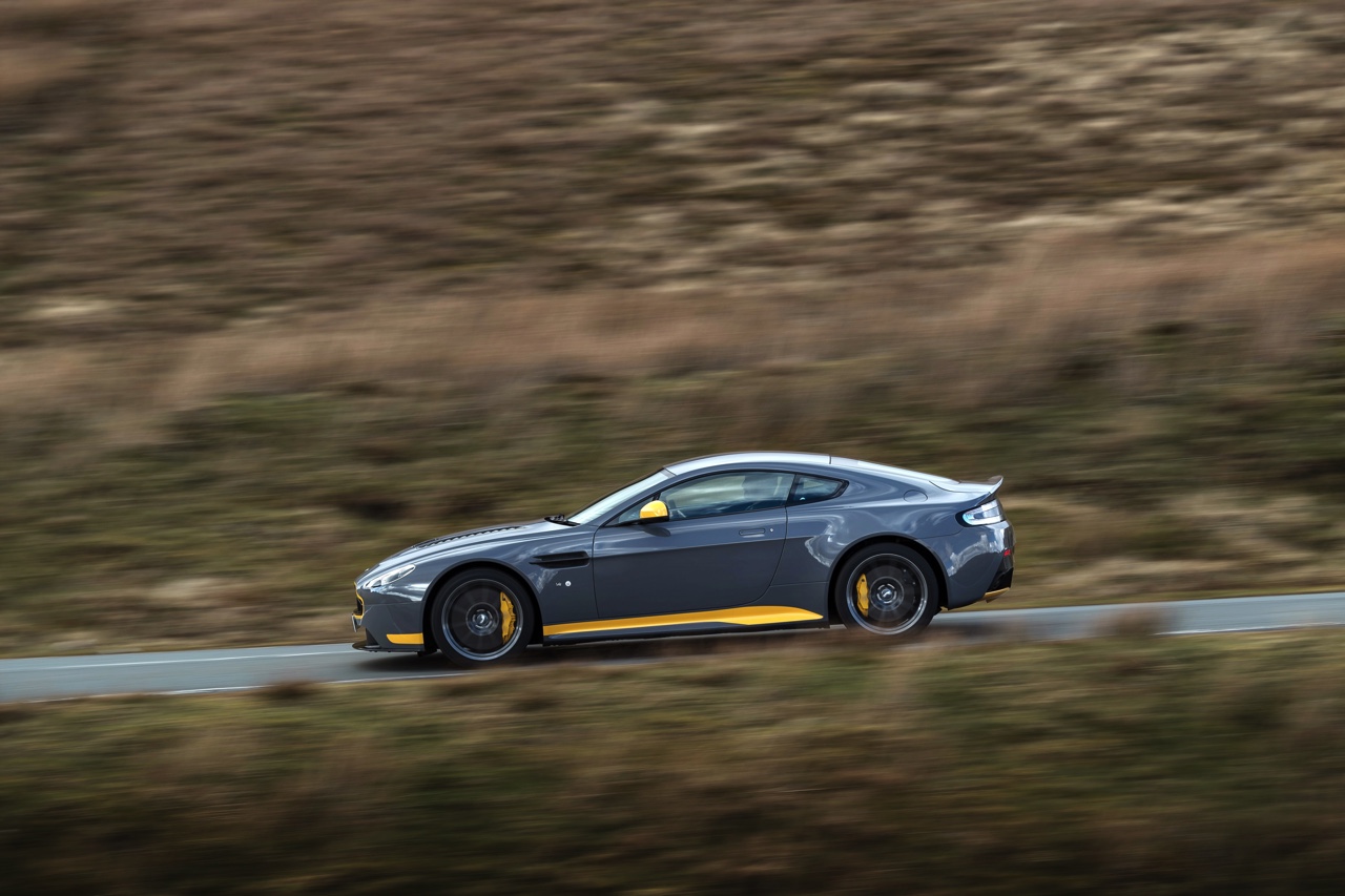 Aston Martin V12 Vantage S in modeljaar 2017 ook leverbaar met handgeschakelde zevenversnellingsbak.