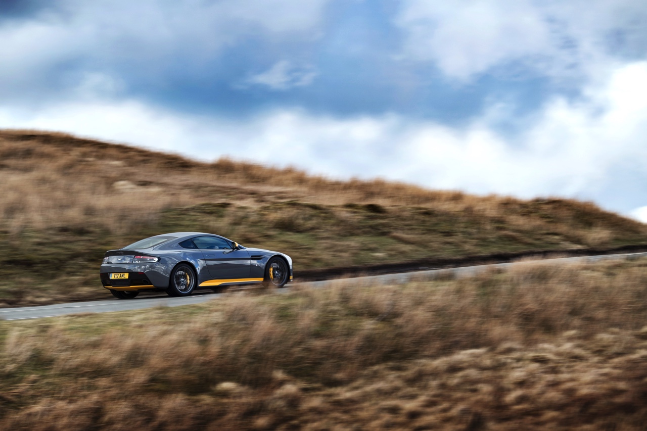 Aston Martin V12 Vantage S in modeljaar 2017 ook leverbaar met handgeschakelde zevenversnellingsbak.