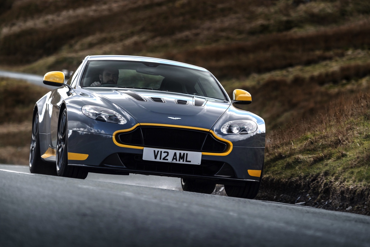 Aston Martin V12 Vantage S in modeljaar 2017 ook leverbaar met handgeschakelde zevenversnellingsbak.