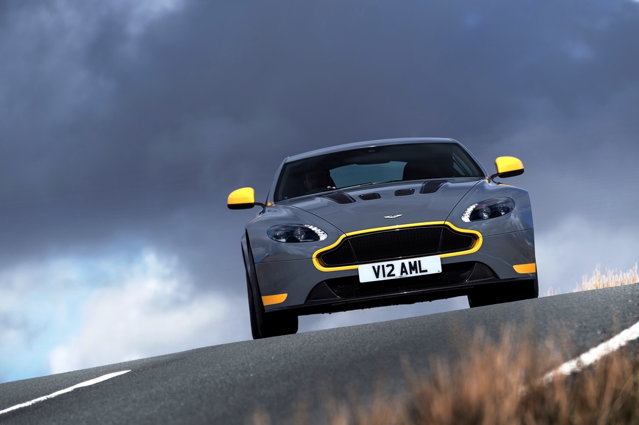 Aston Martin V12 Vantage S in modeljaar 2017 ook leverbaar met handgeschakelde zevenversnellingsbak.