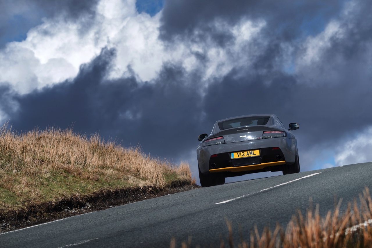 Aston Martin V12 Vantage S in modeljaar 2017 ook leverbaar met handgeschakelde zevenversnellingsbak.