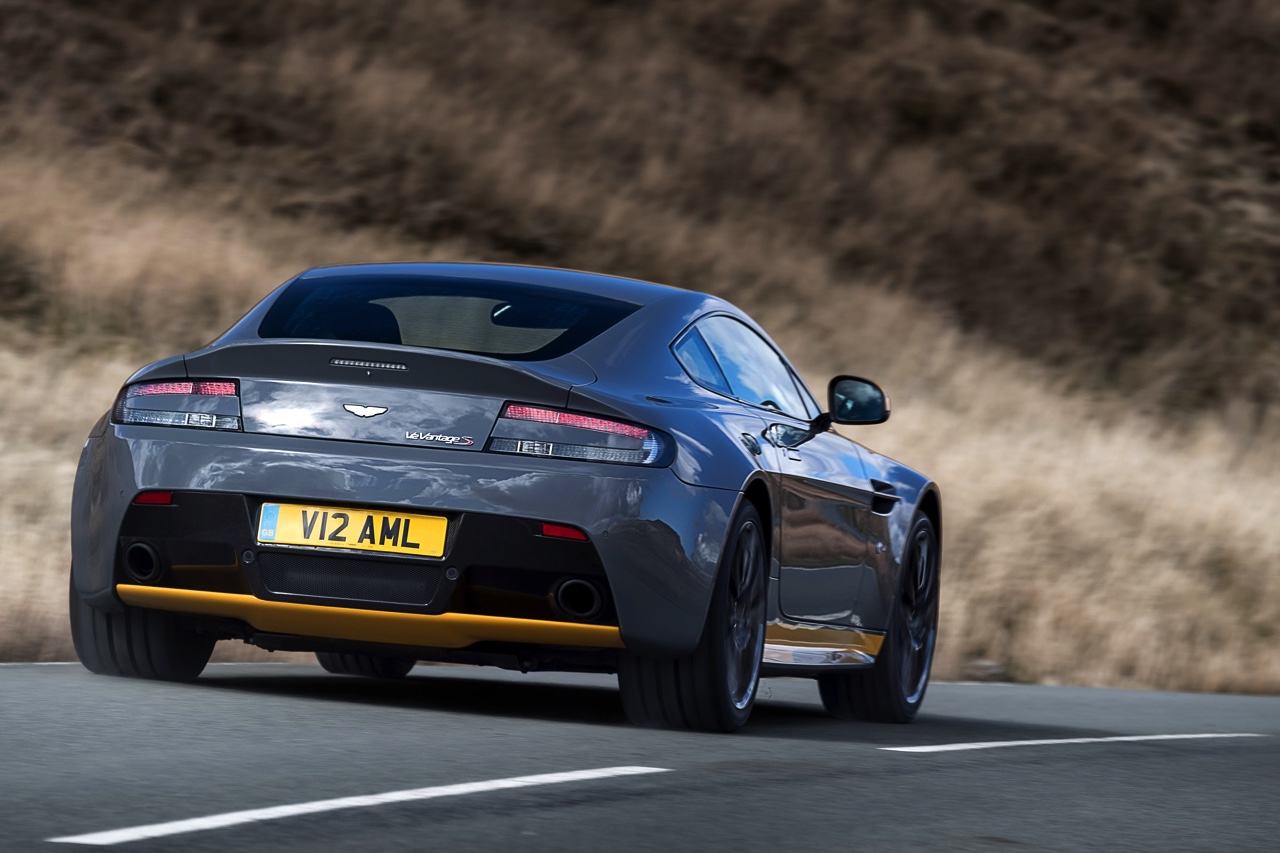 Aston Martin V12 Vantage S in modeljaar 2017 ook leverbaar met handgeschakelde zevenversnellingsbak.