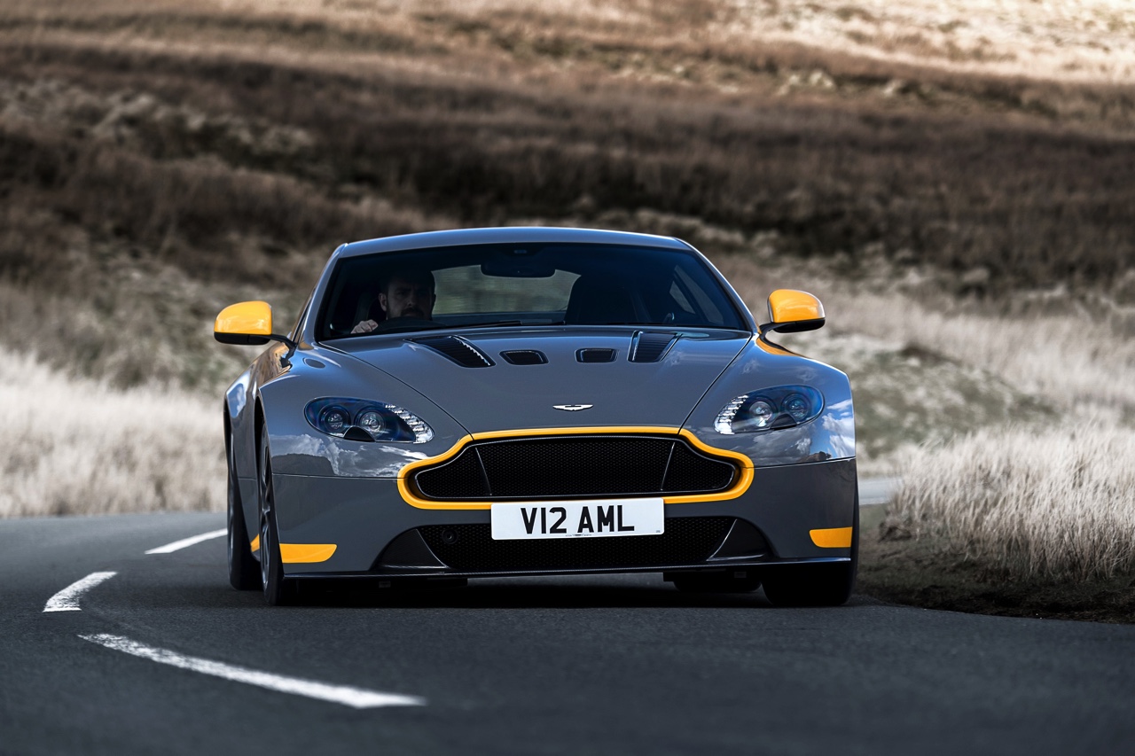 Aston Martin V12 Vantage S in modeljaar 2017 ook leverbaar met handgeschakelde zevenversnellingsbak.