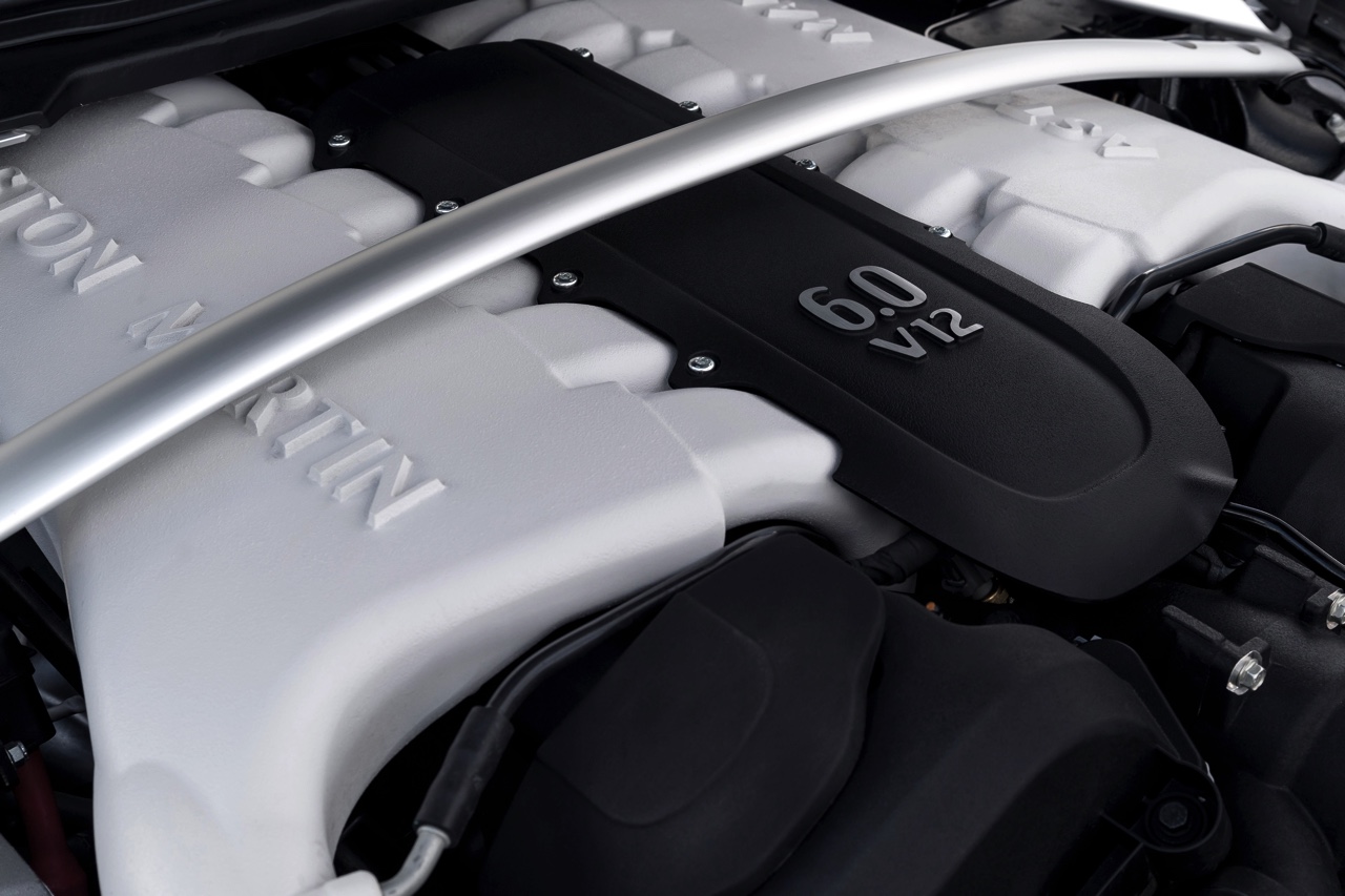 Aston Martin V12 Vantage S in modeljaar 2017 ook leverbaar met handgeschakelde zevenversnellingsbak.