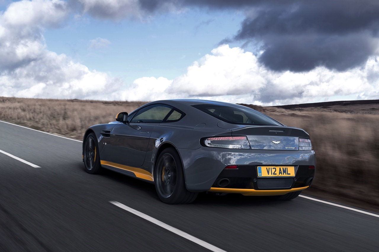 Aston Martin V12 Vantage S in modeljaar 2017 ook leverbaar met handgeschakelde zevenversnellingsbak.