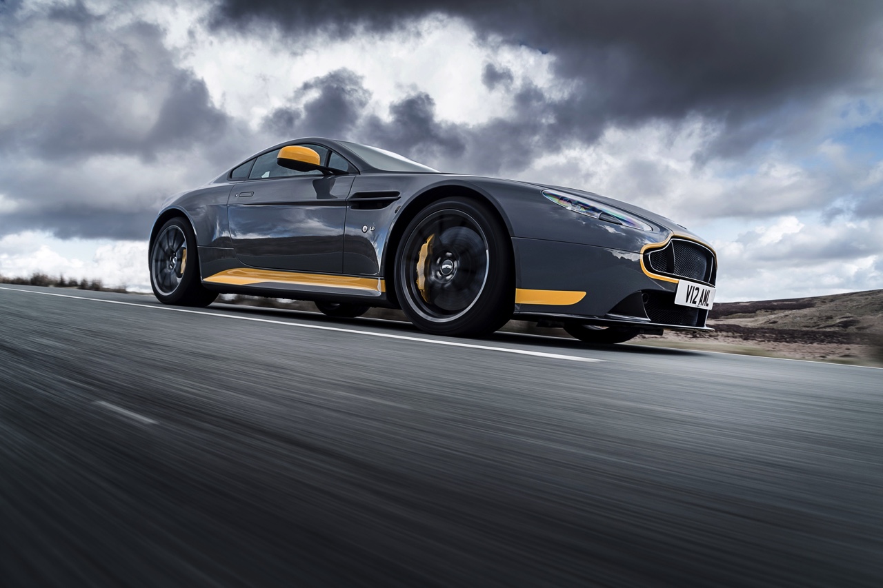 Aston Martin V12 Vantage S in modeljaar 2017 ook leverbaar met handgeschakelde zevenversnellingsbak.