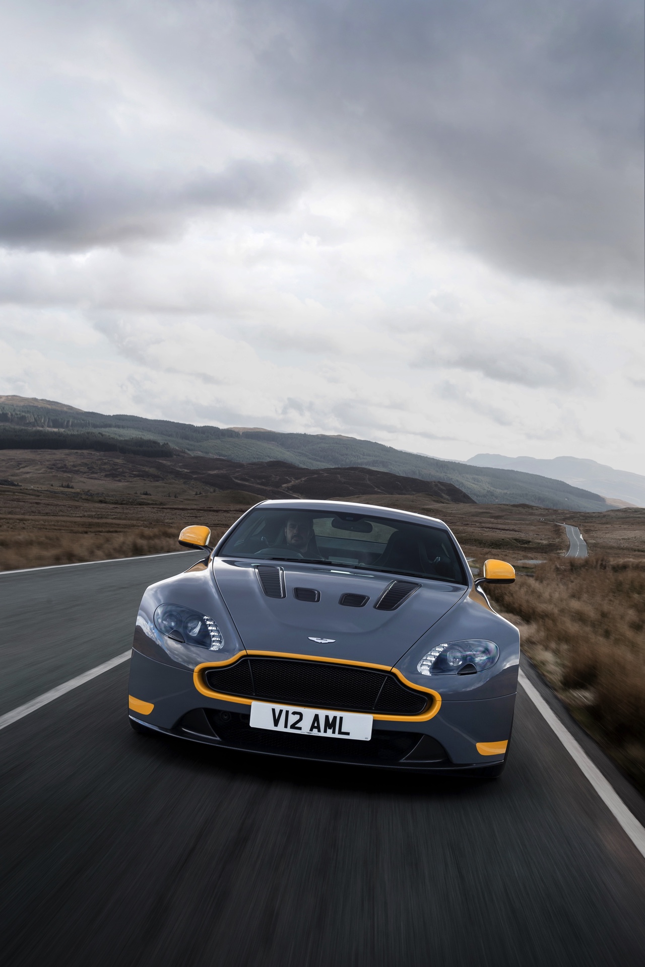 Aston Martin V12 Vantage S in modeljaar 2017 ook leverbaar met handgeschakelde zevenversnellingsbak.