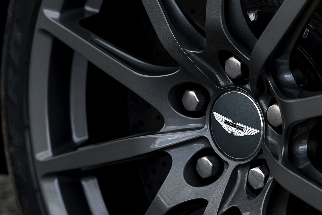 Aston Martin V12 Vantage S in modeljaar 2017 ook leverbaar met handgeschakelde zevenversnellingsbak.