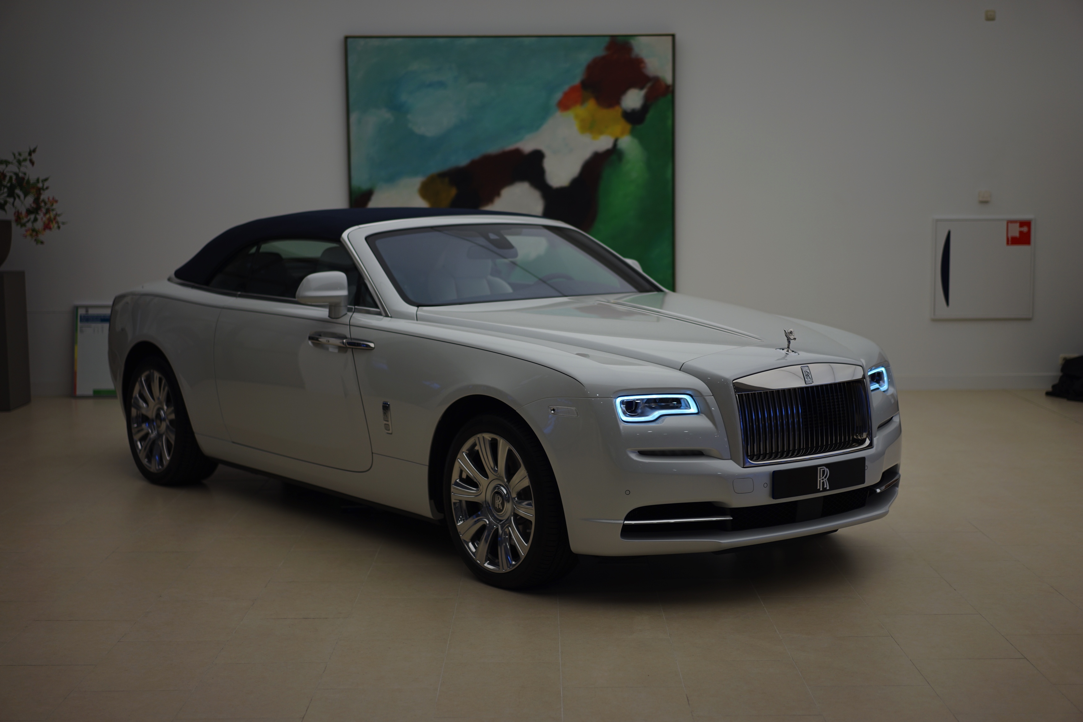 Vier Range Rovers, tien Audi A4 Avants of 42,5 Suzuki Celerio. Voor 425.000 euro kun je een hoop leuks halen, of n Rolls-Royce Dawn.