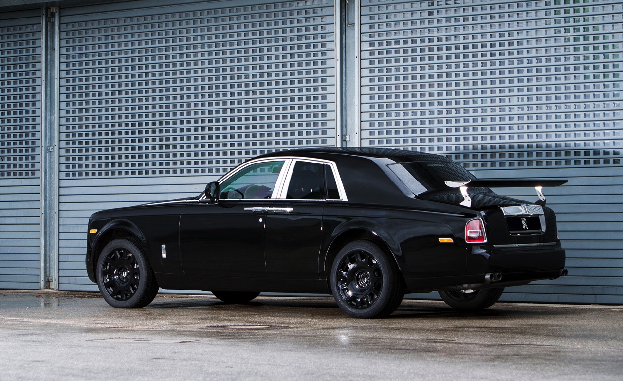Rolls-Royce SUV Cullinan prototype gaat de weg op voor eerste on- en offroad tests.