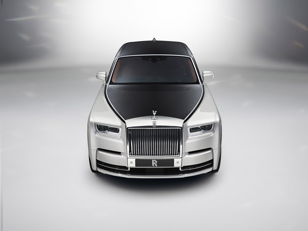 Rolls-Royce lanceert de achtste generatie Phantom op een compleet nieuwe basis met een nieuw ontwikkelde V12 biturbomotor en met de meest vooraanstaande technologie.