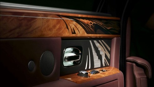 Rolls-Royce toont op de Beijing Motor Show deze Phantom als Pinnacle Travel, een exclusieve uitvoering met vooral meer luxe en bling-bling.