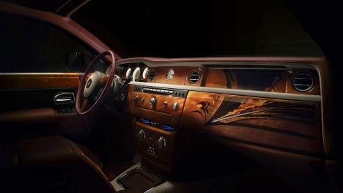 Rolls-Royce toont op de Beijing Motor Show deze Phantom als Pinnacle Travel, een exclusieve uitvoering met vooral meer luxe en bling-bling.